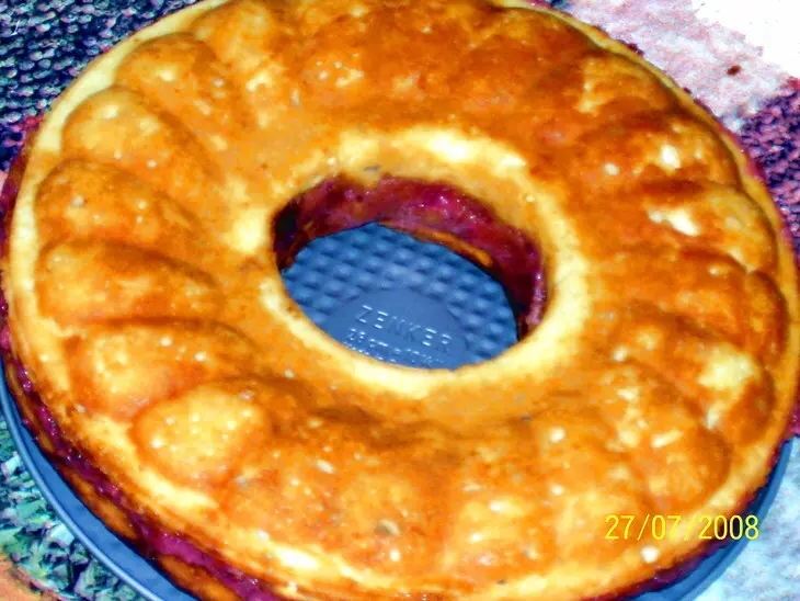 Бисквитный пирог с красной смородиной и творогом: шаг 6