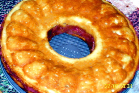 Бисквитный пирог с красной смородиной и творогом: шаг 6