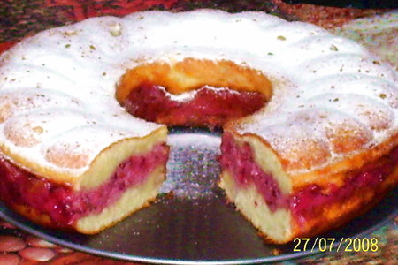 Бисквитный пирог с красной смородиной и творогом: шаг 7