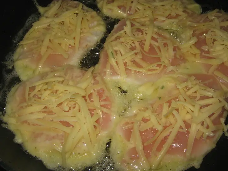 Куриная отбивная с сыром в кляре: шаг 5