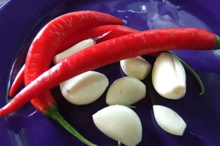 Курица тушеная в молоке с мятой, корицей и листьями черной смородины: шаг 1
