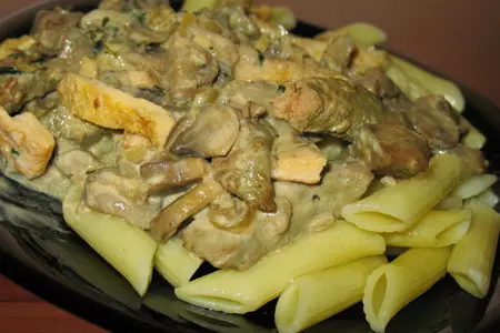 Печенка с грибами и яйцами в сливочном соусе.: шаг 6