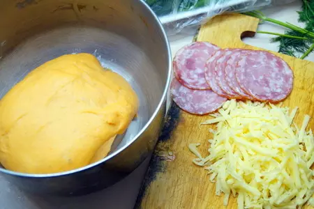 Пирожки-бутерброды, из томатного теста, с сыром: шаг 2