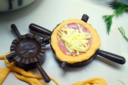 Пирожки-бутерброды, из томатного теста, с сыром. тест-драйв.: шаг 4
