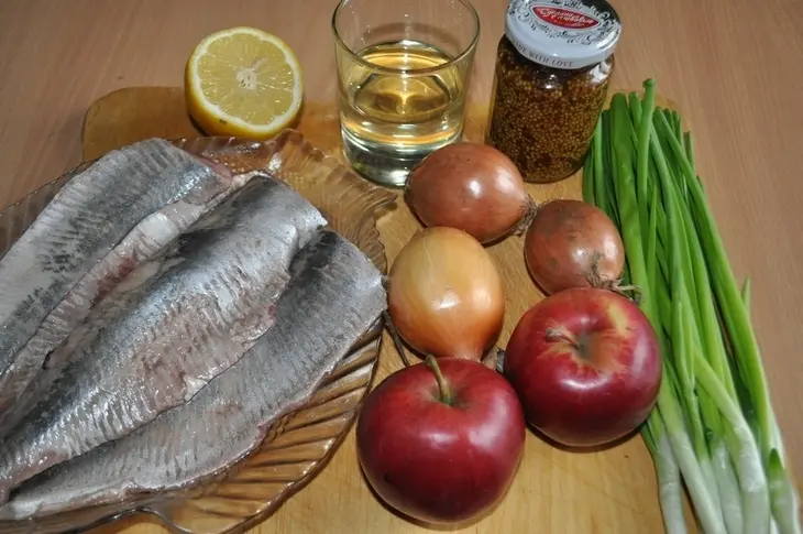 Закуска из сельди с яблоками: шаг 1