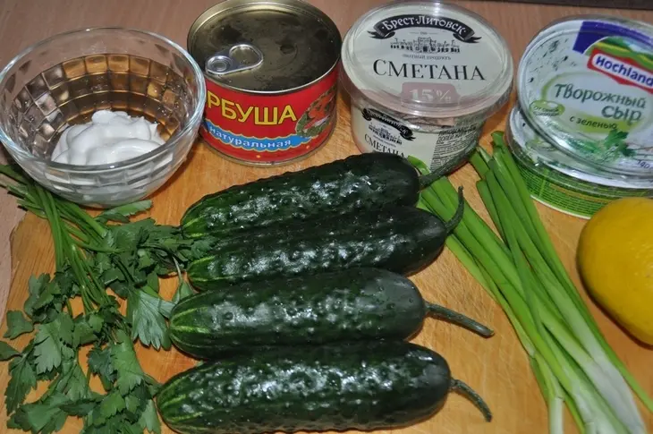 Закуска из огурцов ,фаршированных горбушей(лососем): шаг 1