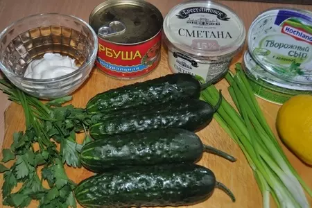 Закуска из огурцов ,фаршированных горбушей(лососем): шаг 1
