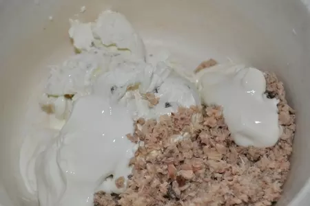 Закуска из огурцов ,фаршированных горбушей(лососем): шаг 2