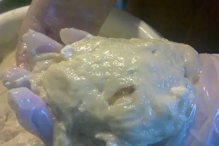 Тутманик с начинкой из карамелизованного лука и сосисок: шаг 4