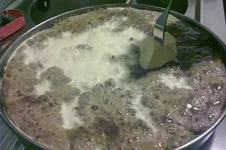 Тутманик с начинкой из карамелизованного лука и сосисок: шаг 9