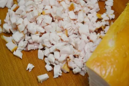 Салат с копченой курицей и овощами.: шаг 2