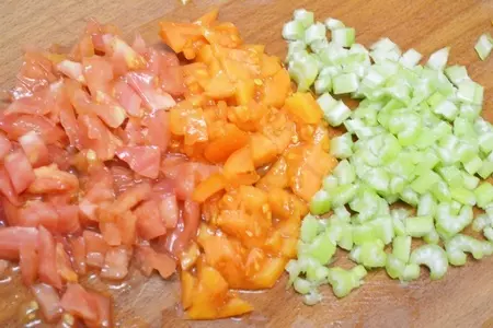 Салат с копченой курицей и овощами.: шаг 3