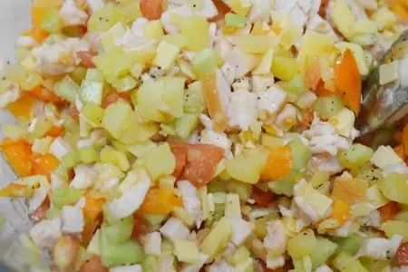 Салат с копченой курицей и овощами.: шаг 4
