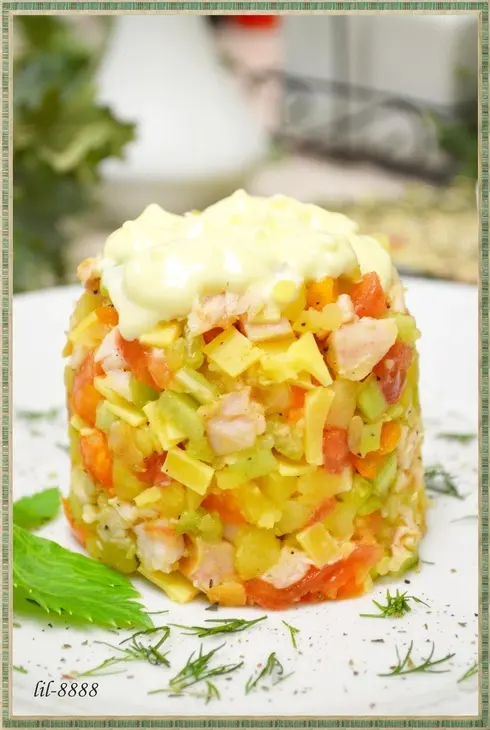 Салат с копченой курицей и овощами.: шаг 5