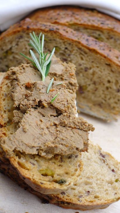 Домашний паштет со свежеиспеченным хлебом с маслинами : шаг 1
