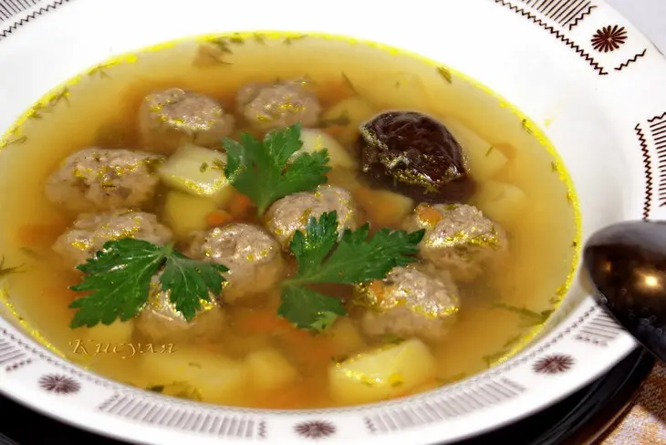 Суп с черносливом и мясными шариками: шаг 6
