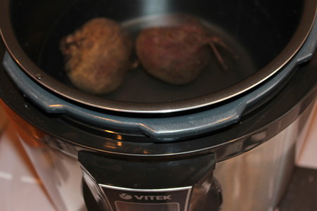 Свекольные лепестки с творожно-чесночной начинкой и картофельный салат (тест-драйв): шаг 1