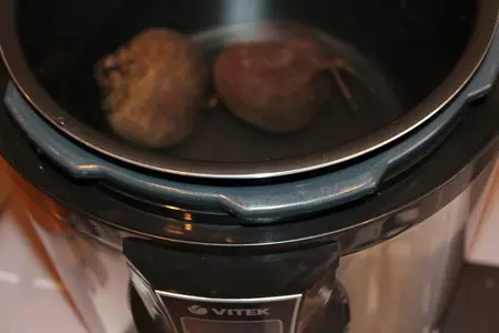 Свекольные лепестки с творожно-чесночной начинкой и картофельный салат (тест-драйв): шаг 1