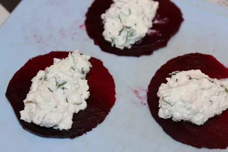 Свекольные лепестки с творожно-чесночной начинкой и картофельный салат (тест-драйв): шаг 2