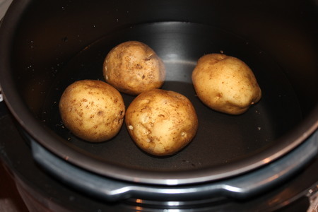 Свекольные лепестки с творожно-чесночной начинкой и картофельный салат (тест-драйв): шаг 3