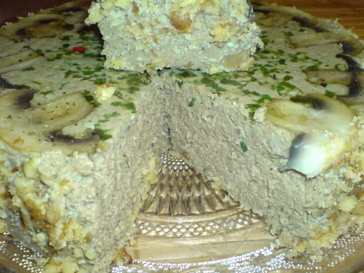 Торт-паштет из телячьей печени с шампиньонами и грецкими орехами.: шаг 9