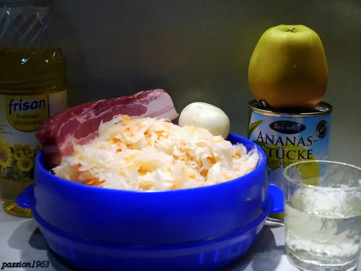 Квашеная капуста, тушенная с ананасом и яблоком: шаг 1