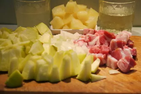 Квашеная капуста, тушенная с ананасом и яблоком: шаг 2