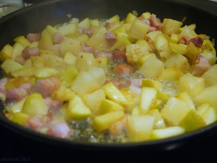 Квашеная капуста, тушенная с ананасом и яблоком: шаг 3