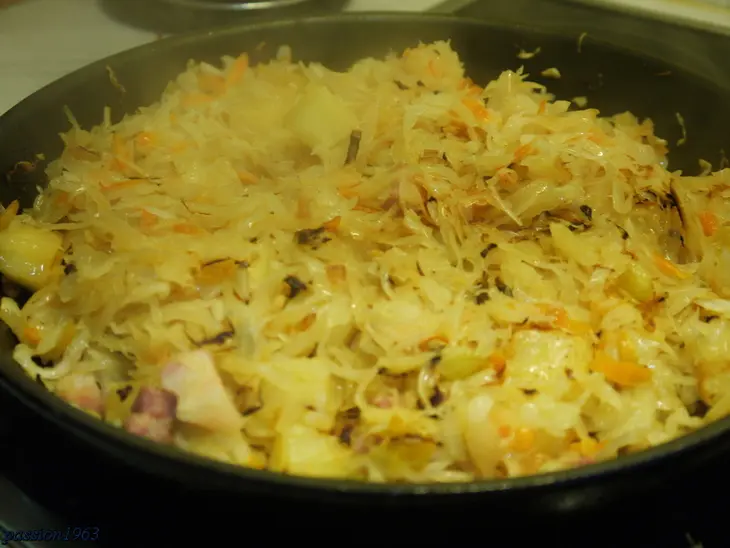 Квашеная капуста, тушенная с ананасом и яблоком: шаг 4