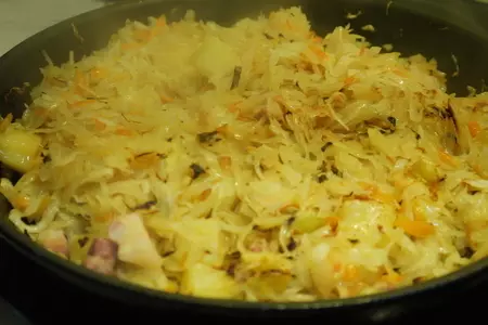 Квашеная капуста, тушенная с ананасом и яблоком: шаг 4