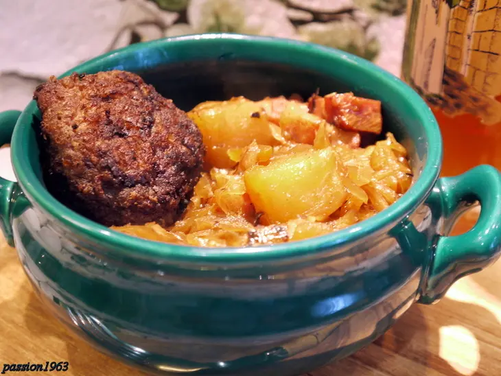 Квашеная капуста, тушенная с ананасом и яблоком: шаг 7