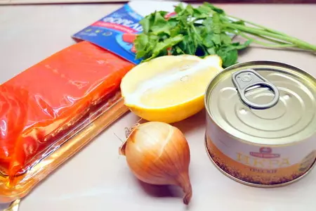 Тартар из подкопчённой форели и икры трески. закуска на миллион!: шаг 1