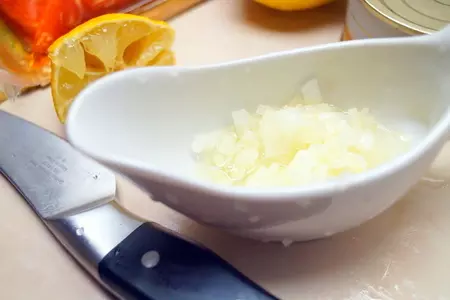 Тартар из подкопчённой форели и икры трески. закуска на миллион!: шаг 2