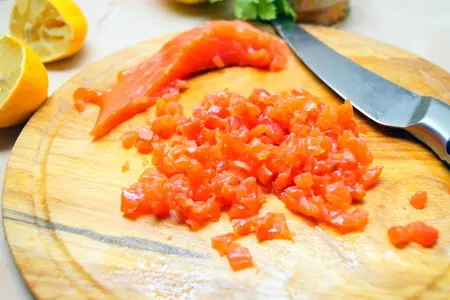 Тартар из подкопчённой форели и икры трески. закуска на миллион!: шаг 3