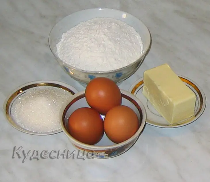 Пирог с брусникой и меренгой: шаг 1