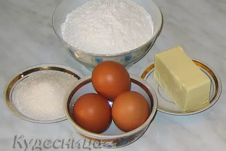 Пирог с брусникой и меренгой: шаг 1