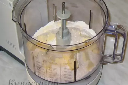 Пирог с брусникой и меренгой: шаг 2