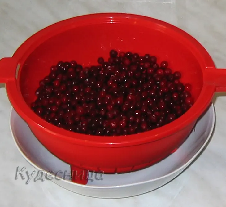 Пирог с брусникой и меренгой: шаг 6
