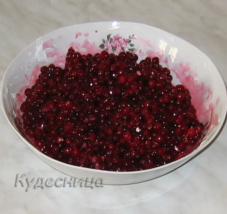 Пирог с брусникой и меренгой: шаг 8