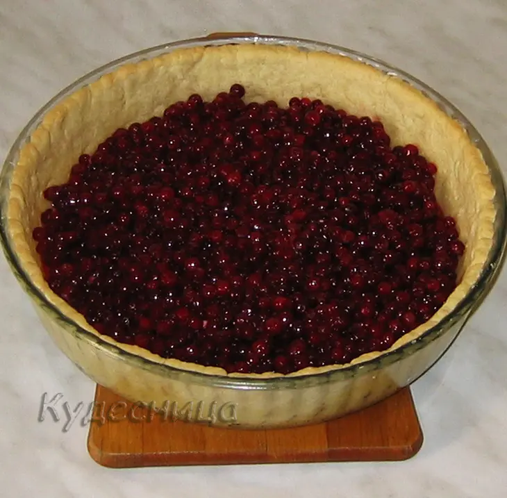 Пирог с брусникой и меренгой: шаг 9