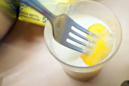 Хлеб тостовый из кукурузной муки. хлебные ломтики, запечённый с зелёным маслом и сыром. тест-драйв.: шаг 2