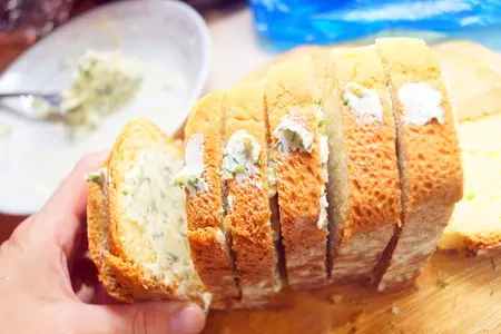 Хлеб тостовый из кукурузной муки. хлебные ломтики, запечённый с зелёным маслом и сыром. тест-драйв.: шаг 12