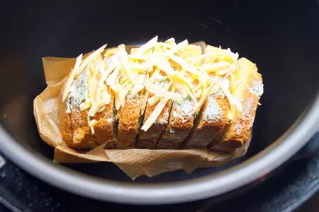 Хлеб тостовый из кукурузной муки. хлебные ломтики, запечённый с зелёным маслом и сыром. тест-драйв.: шаг 13