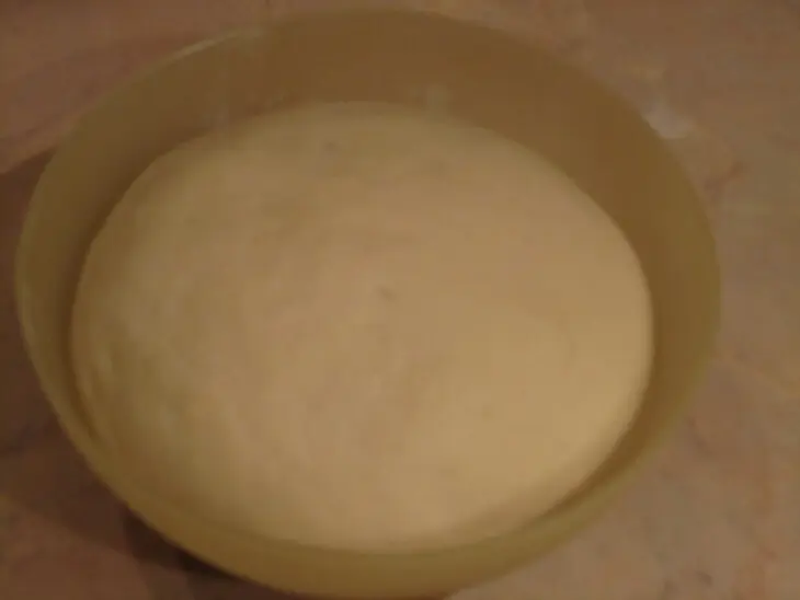 Простые хлебные булочки, но с начинкой: шаг 1