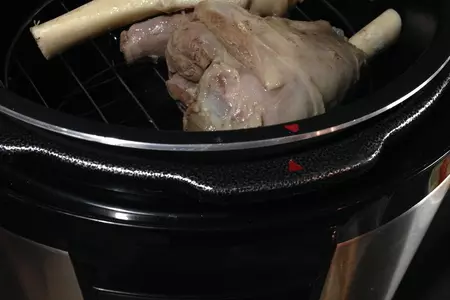 Подкопченые бараньи голяшки с картофелем и сладким перцем.: шаг 5