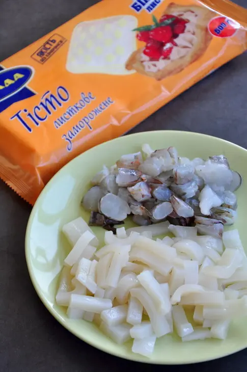 Пирожки из слоеного теста с морепродуктами: шаг 1