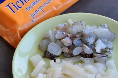 Пирожки из слоеного теста с морепродуктами: шаг 1