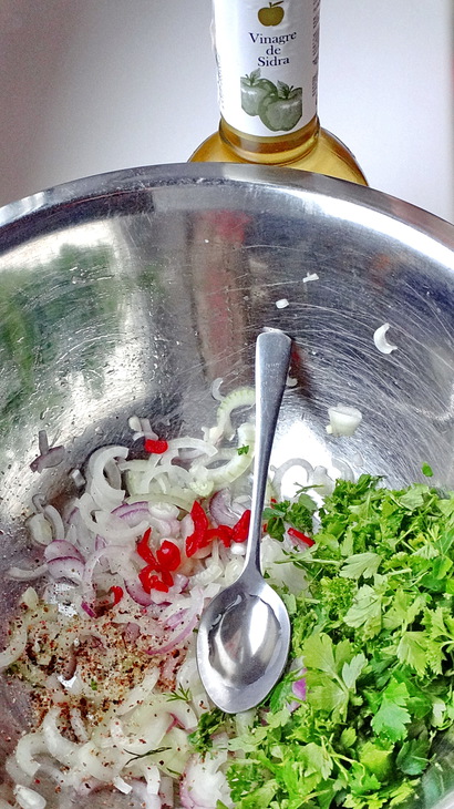 Салат с креветками и кальмарами от сержа марковича: шаг 1