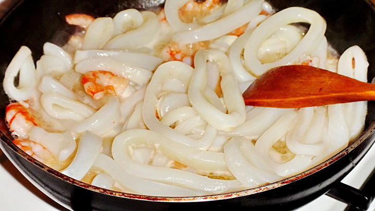 Салат с креветками и кальмарами от сержа марковича: шаг 3