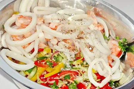 Салат с креветками и кальмарами от сержа марковича: шаг 4